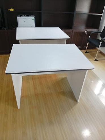 Ağ rəngdə sadə və funksional iş masası - Material: laminat/MDF lövhə — 2