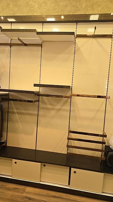 Полочные витрины: Butik üçün tam vitrin və mebel sistemi Tərkib: - Qızılı metal — 3