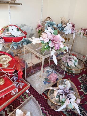 nişan dekoru qiymətləri: Bu otaqda müxtəlif mərasimlər, əsasən toy və nişan üçün bəzək əşyaları — 26