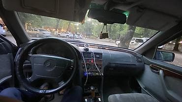 07 şekileri: Mercedes-Benz C-Sinfi sedan (W202) - Kuzov: 4 qapılı sedan, tünd göy — 2