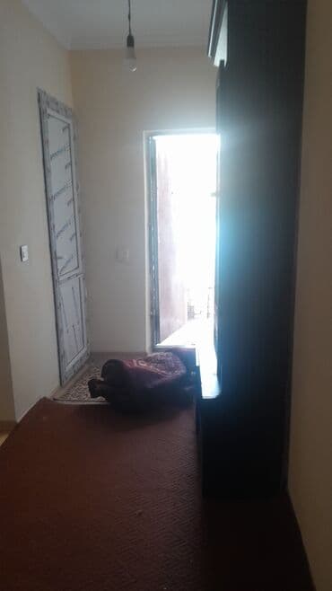 həzi aslanov kirayə evlər: 1 otaqlı mənzil – təsvir - Geniş yataq otağı: iri taxta qarderob — 3