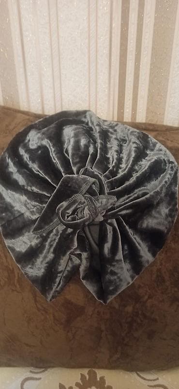 Üst geyimi: Boyunluq və papaq. materiali vilyur hicablılar üçün 20 Yanvarda — 7