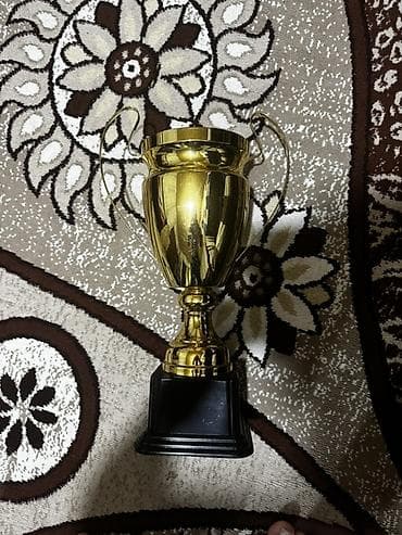 su eynəyi: Kubok böyükdür 80 manata alınıb Qızılı kubok – dekorativ mükafat - — 2