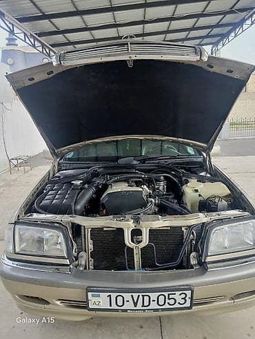 s yan guzguler: Mercedes-Benz C-Sinif sedan - Korpus: 4 qapılı sedan, qızılı/metallik — 3
