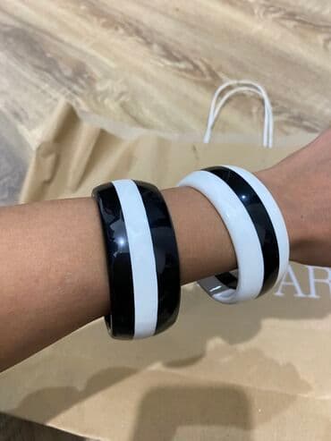 tək qaş: Qolbaq dəsti - Model 1: Gümüşü rəngdə sərt qolbaq, üst hissəsi xırda — 1