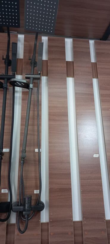 hamam duş: Qara mat rəngdə müasir duş sistemi. Bu dəstə yağış duşu başlığı, əl — 1