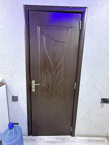 qapi sekilleri: Mebelli otaq qapısı – tünd qəhvəyi rəng, dekorativ relyef naxışlı — 1