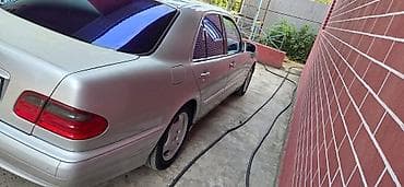 vita mercedes: Mercedes-Benz E-Class: 2.4 l | 1999 il Sedan — 4