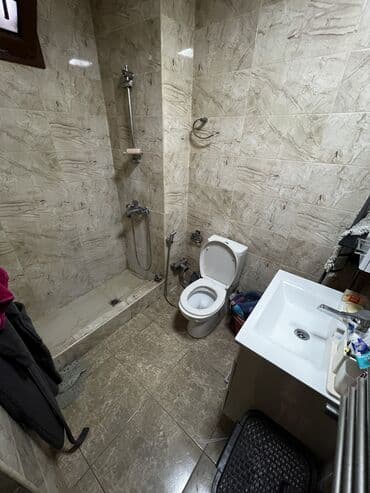 9 mkr kohne binalar: Mərkəzdə yerləşən küçə səviyyəli obyekt/menzil. Tarixi binanın birinci — 11