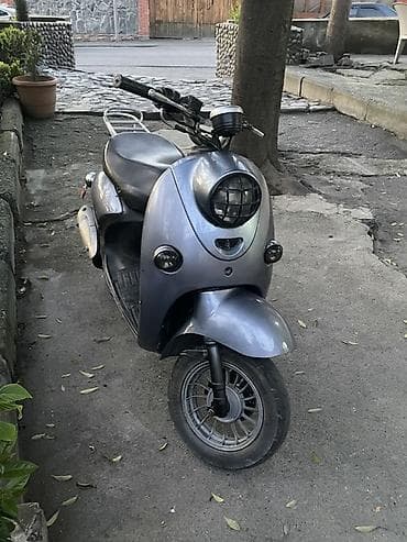 prava teleb etmeyen mopedler: Şəhər üçün kompakt skuter - Gümüşü/kül rəngli gövdə, retro üslublu ön — 2