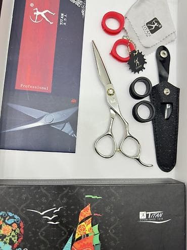 Titan Professional bərbər qayçı dəsti Məhsulun tərkibi: - 1 ədəd düz