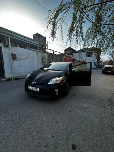 hibrit masinlar turbo az: Toyota Prius hibrid sedan – qara rəng Xüsusiyyətlər: - Korpus: 5 — 1
