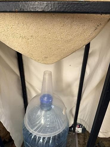 su süzən: Təmiz su süzən daş Bulaq . Ag daşdan hazırlanmış kvadrat təmiz su — 2