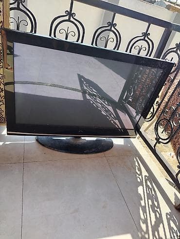 android tv: LCD televizor, qara korpus və oval dayaqlı model. - Təxminən 40–46 — 2