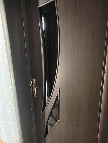 Qapı – daxili otaq qapısı - Material: tünd rəngli MDF/laminat örtüklü