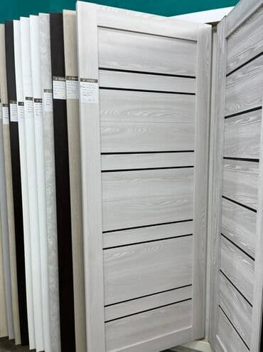 межкомнатные двери на заказ: Ağac teksturası olan, müasir dizaynlı daxili qapı. Qapının səthi açıq — 1