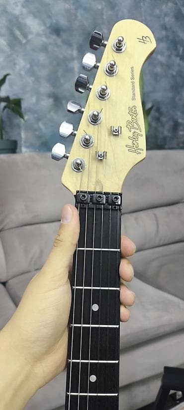 Гитары: Elektrik gitara seti – tam paket Məhsul tərkibi: - Strat tipli — 9