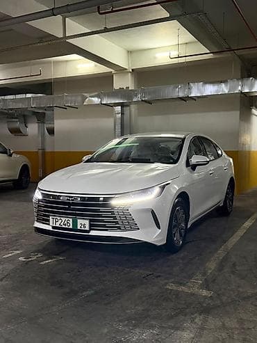 lapet satisi: BYD Qin Plus (sedan), ağ rəng. - Kuzov: 4 qapılı sedan, aerodinamik — 2