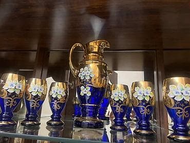 Mavi şüşədən hazırlanmış, qızılı naxışlarla bəzədilmiş və çiçək