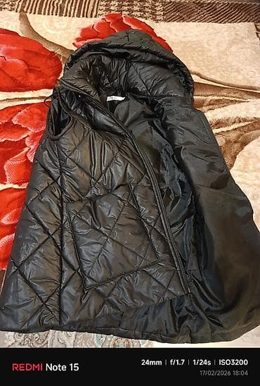 geyim modelleri: YENİDİR 46, 48 RAZMER XANİMLARA OLUR.Qara rəngli qadın/uniksex quilted — 2