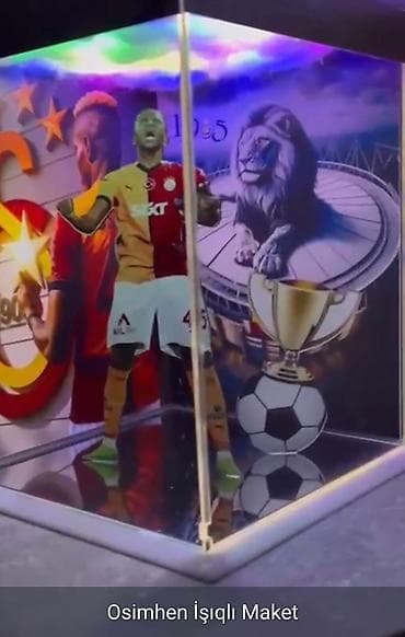 idmana aid şəkil: Şəffaf akril qutuda, daxili işıqlandırması olan futbolçu Osimehnin — 8