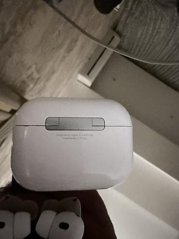 kalonka jbl: Apple AirPods Pro (MagSafe şarj qutusu ilə) Qulaqləqlar şarj olunur. — 2