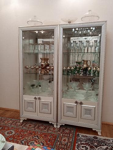 Şüşəli dolab vitrini