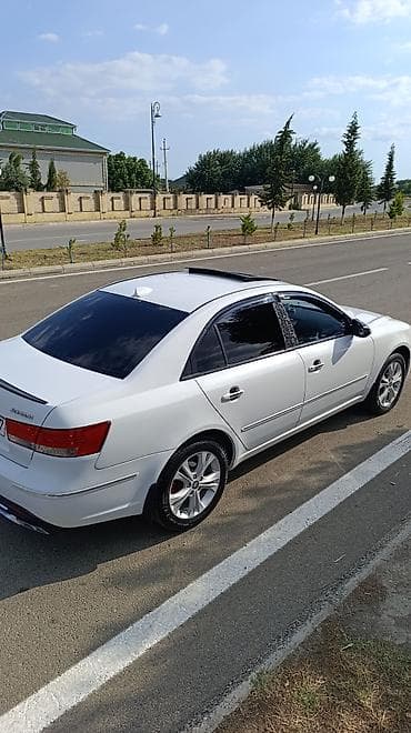ucuz kask: Hyundai Sonata sedan – ağ rəng, 77-NG-917 nömrə nişanı. Geniş və rahat — 3