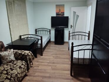 Otaqların günlük kirayəsi: Otaq yoldaşı qız axtarılır (1nəfər).Evdə hal hazırda 3 qalır. otaqda — 1