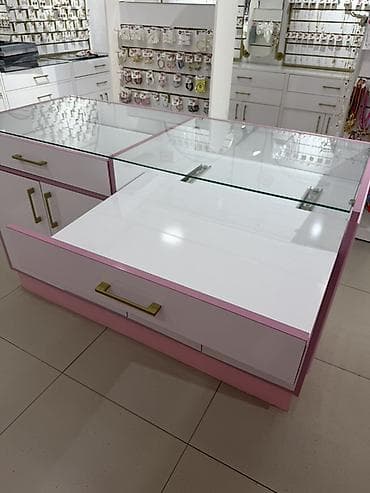podium boutique: Mağaza üçün vitrin adası – iki hissəli, şüşə vitrin üstlü, saxlama — 6