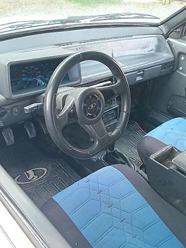Aksesuarlar və tüninq: VAZ 21099, ağ rəng, sedan kuzov. Xarici xüsusiyyətlər: - Orijinal — 7