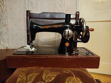 Klassik mexaniki tikiş maşını - Gövdə: Döküm metal, qara lak örtük və — 2