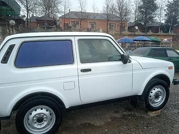 ikinci el radiatorlar: LADA Niva (3 qapılı) ağ rəngli off-road SUV - Kuzov: 3 qapı, qısa — 2