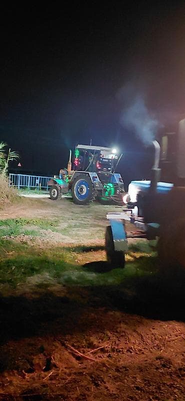 yamaha moto: Mavi rəngli kabinli traktor - Güclü dizel mühərrik, arxa təkər — 4