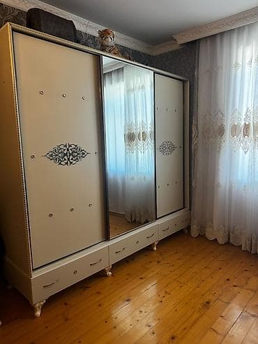 güzgülü komod: İşlənmiş, 3 qapılı, Siyirməli, Bej, Taxta, Kupe, Düz dolab — 1