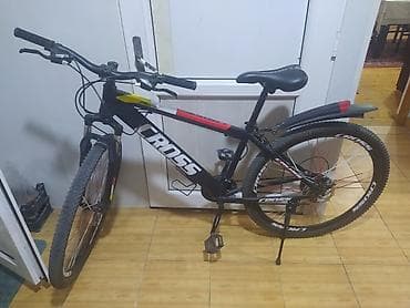 Kross dağ velosipedi - Çərçivə: yüngül alaşımlı, qara rəngdə