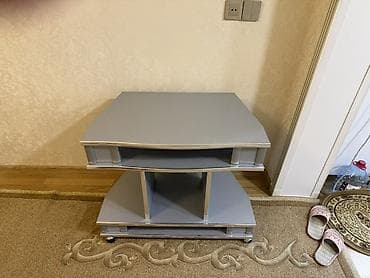 Düz TV altlığı, Polkalı, Laminat