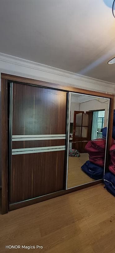 dolab kupe: Sürgülü qapılı şkaf satılır. Xüsusiyyətlər: - Material: ağac dekorlu — 1