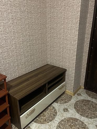 carpayi alti: Yeni, Düz TV altlığı, Polkalı, Laminat — 1