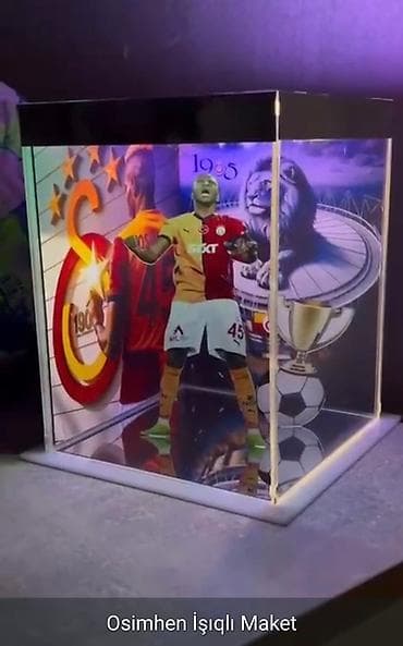 idmana aid şəkil: Şəffaf akril qutuda, daxili işıqlandırması olan futbolçu Osimehnin — 2