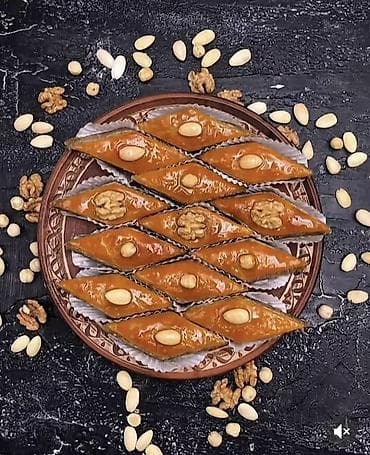 decor up qaymaq harda satilir: Şirniyyat assortimenti: - Bakı paxlavası və Türk paxlavasi: Hər dilim — 3