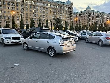 e39 guzgu: Toyota Prius (2-ci nəsil) hibrid hetçbek - Gümüşü rəng, 5 qapılı — 5