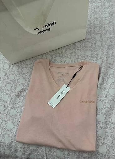 herbi geyim: Calvin Klein Jeans kişi köynəyi - Model: V-yaxa t‑shirt - Rəng: Açıq — 3