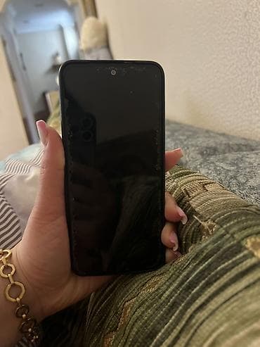 Smartfon - Ekran: tam ekran, ön kameranın mərkəzdə “dot” deşikli