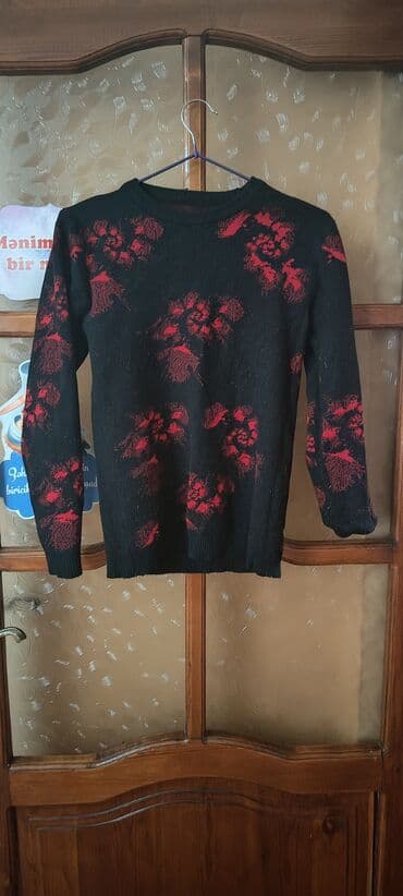 Qadın sviteri - Rəng: qara əsas, üstündə qırmızı güllü naxışlar -