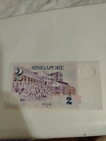 Kolleksiya üçün müxtəlif ölkələrin orijinal banknotları dəsti Tərkib