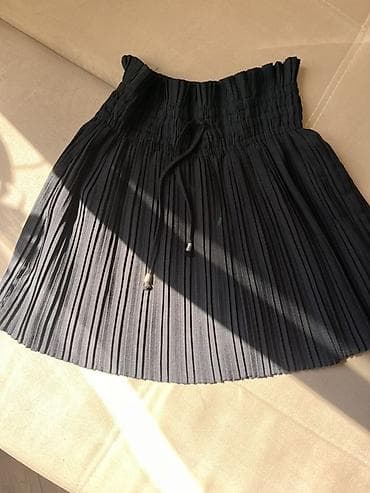 Qara pliseli ətək - Rəng: Qara - Model: Pliseli mini ətək - Bel