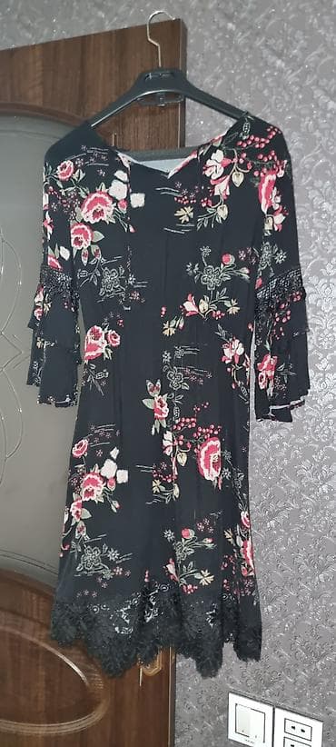 Kupe Style qadın paltarı - Rəng və naxış: Qara fon üzərində çiçəkli