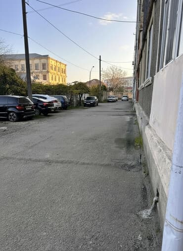 8 noyabr prospekti heyet evleri: Orta təmirli təmirə ehtiyacı var. Həyətdə bağı var, su quyusu, wifi — 1