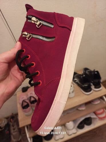 ziyafet geymleri: Məhsul paketi: ayaqqabı və geyim 1) Qırmızı idman ayaqqabıları - — 5